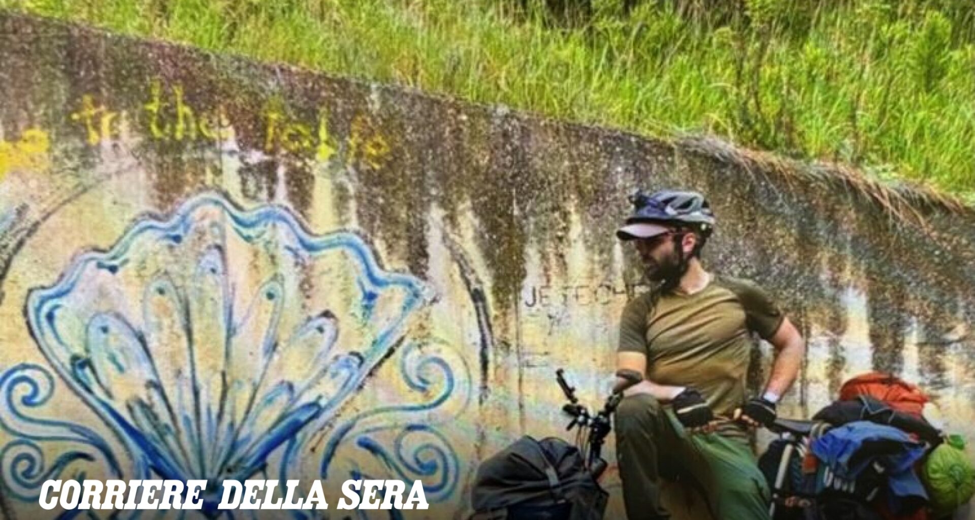 L'influencer Rollingmonte derubato, insegue il ladro col motorino di un follower e lo ferma: «Per fortuna avevo un tracker»