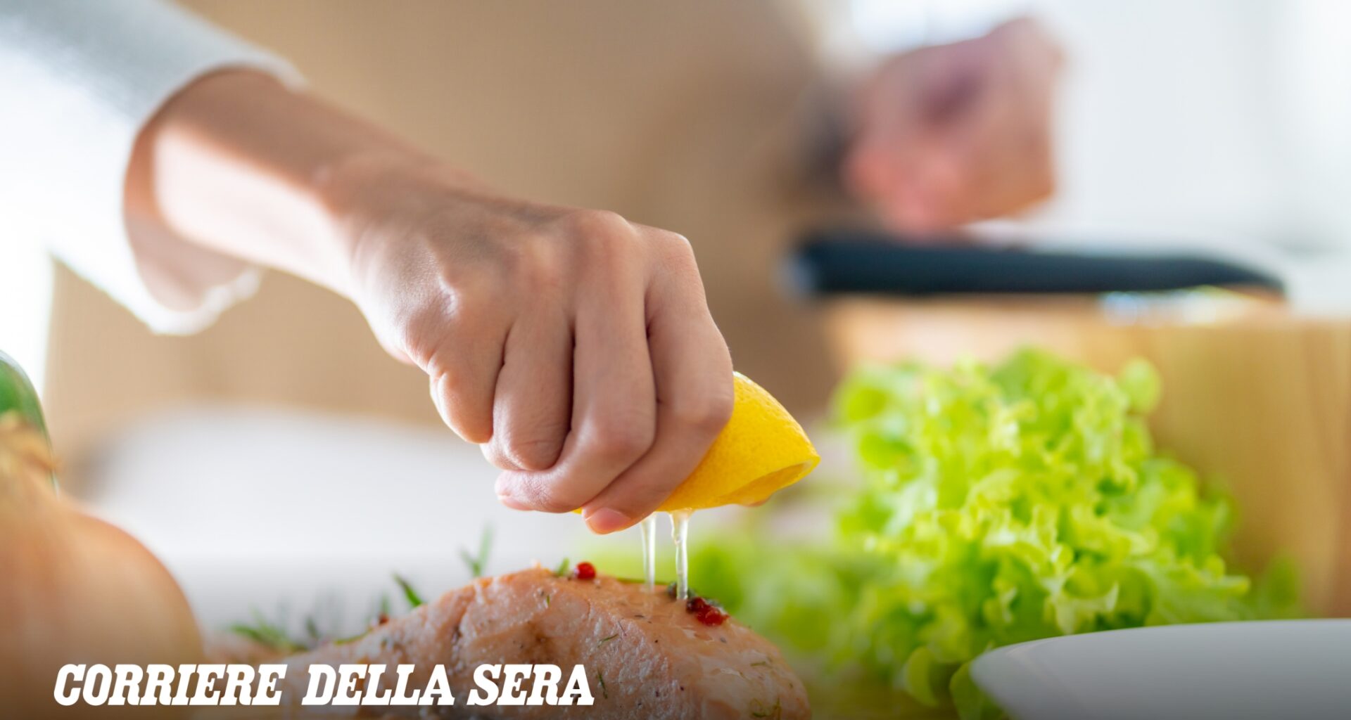 Dal limone sul pesce crudo al vino bianco freddo, gli errori alimentari che commettiamo più spesso in estate