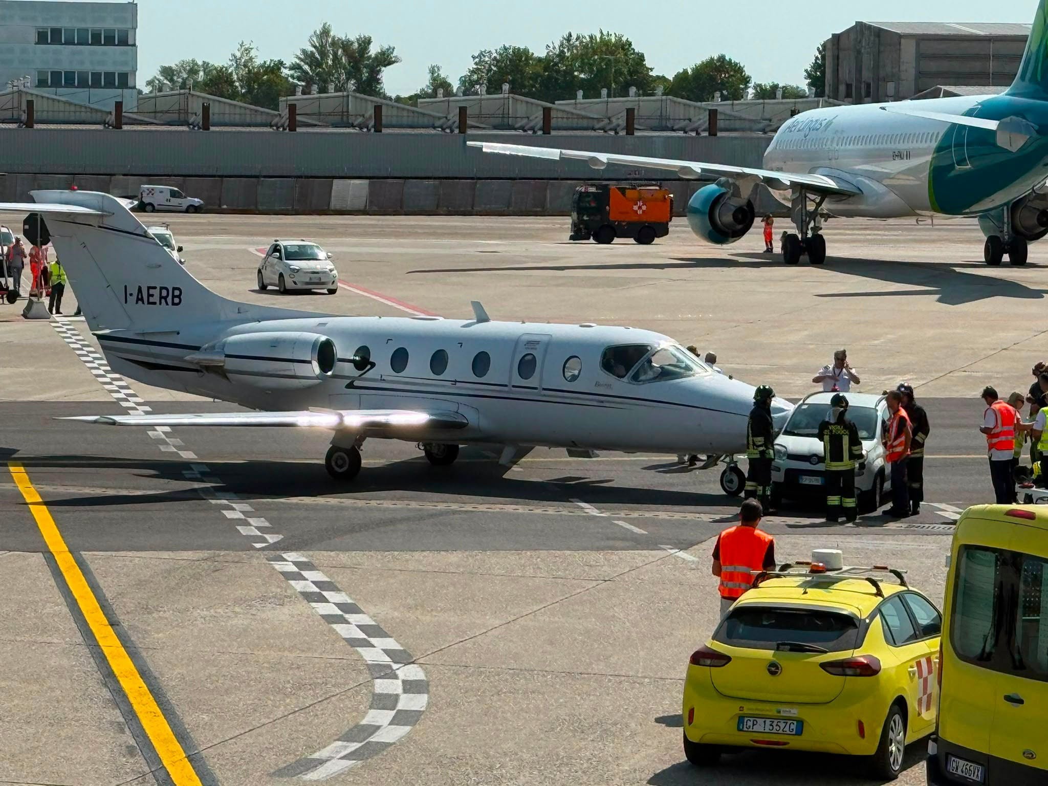 Incidente all’aeroporto di Linate: l’auto che non frena, l’impatto con il jet privato. Ecco cosa è successo