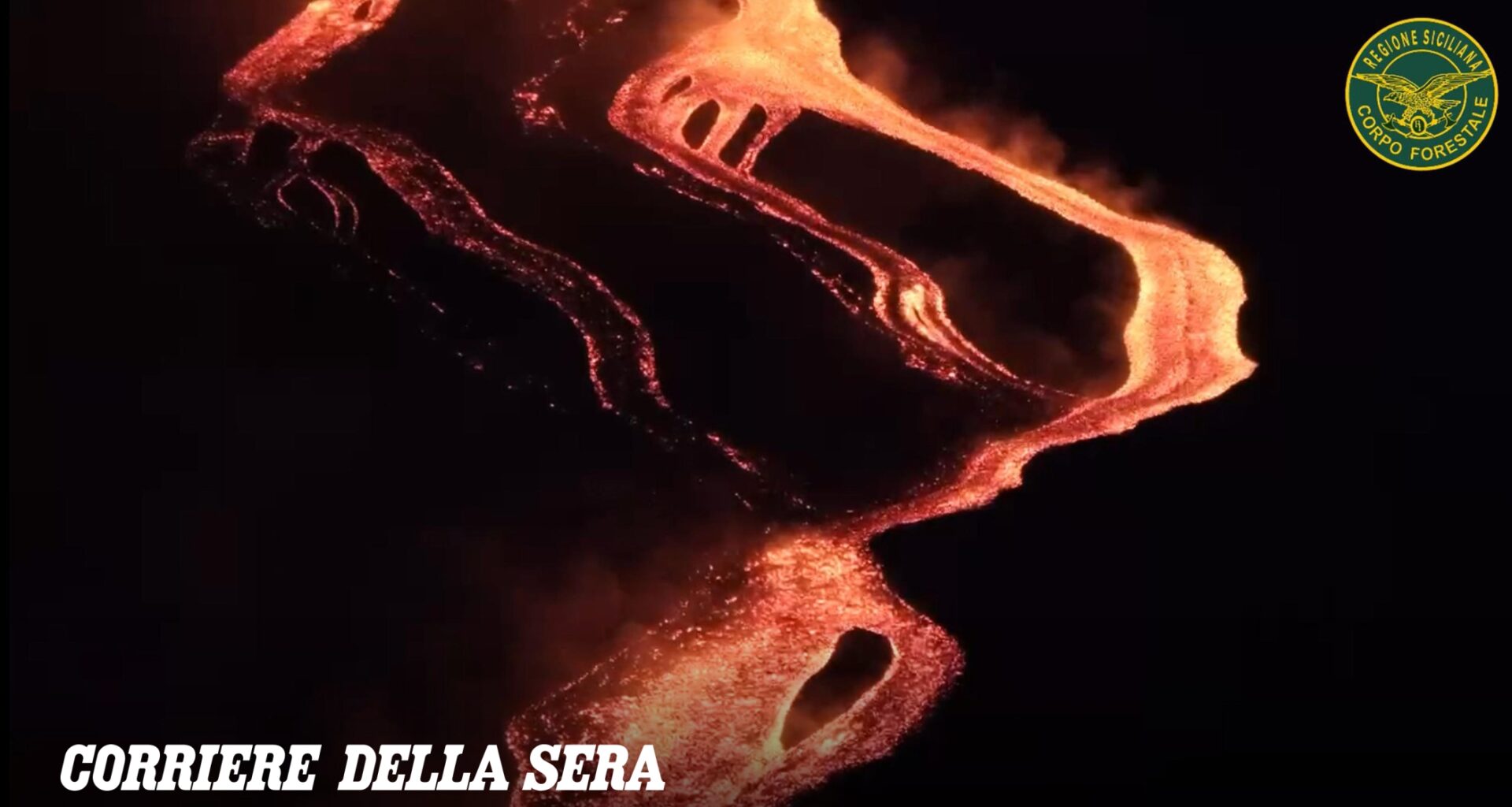 Catania, l'Etna continua a eruttare: l'aeroporto si ferma per un giorno