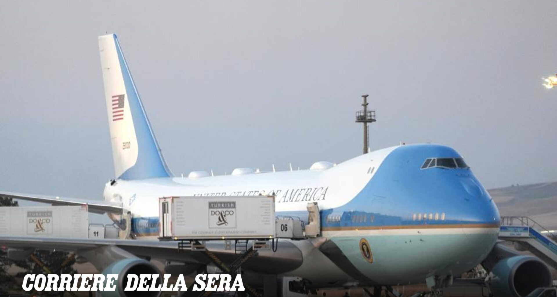 La messinscena sull'Air Force One, il trasferimento sul container del catering: gli stratagemmi del Secret Service per far tornare Trump da Ankara dopo le minacce iraniane