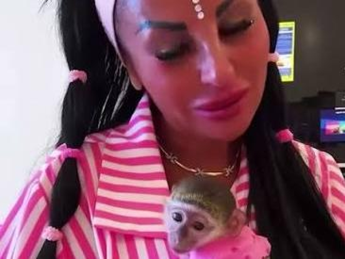 Rita De Crescenzo posta foto con un scimmietta portata dall'Egitto: oltre 13mila firme su Change.org perché siano oscurati i profili dell'influencer