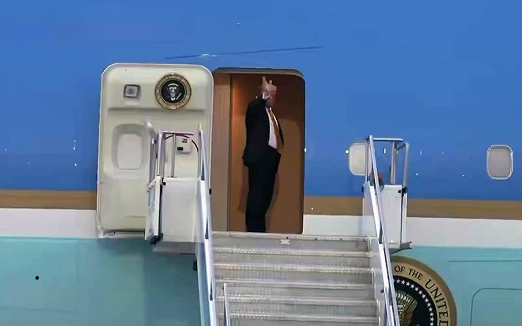 Il giorno in cui Trump sparì dall’Air Force One per sfuggire alla minaccia dell’Iran: le tendine chiuse dei finestrini, i furgoni del catering, i tre jet in partenza