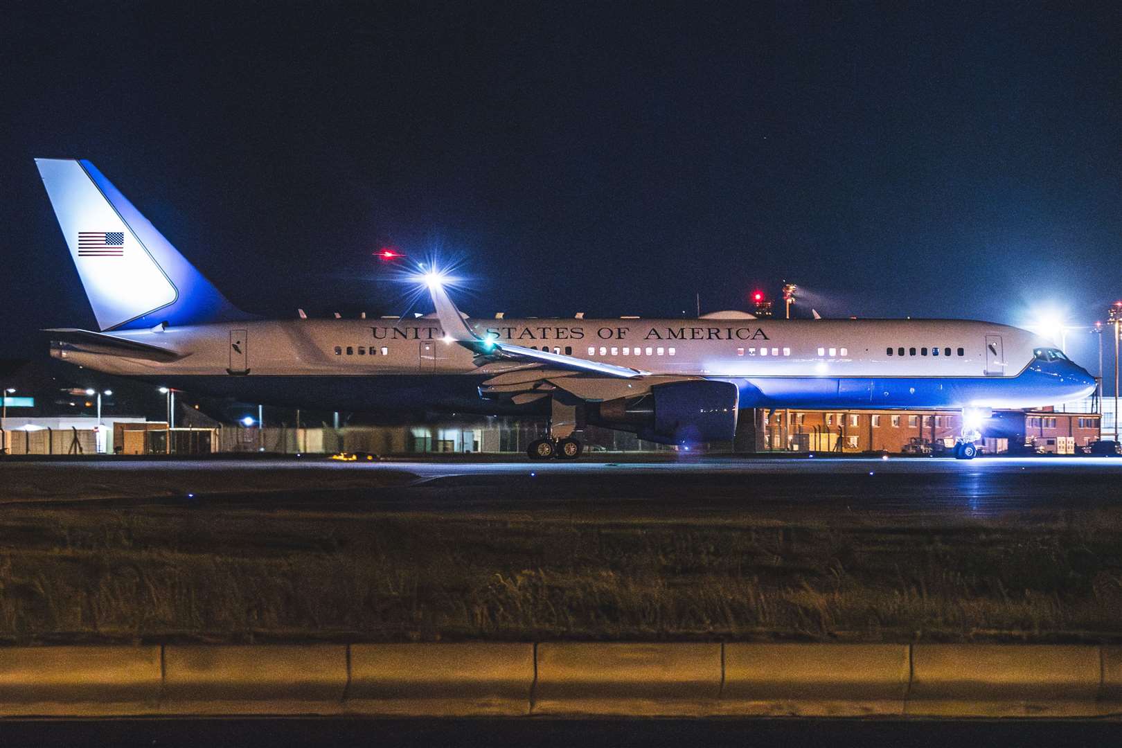 Il giorno in cui Trump sparì dall’Air Force One per sfuggire alla minaccia dell’Iran: le tendine chiuse dei finestrini, i furgoni del catering, i tre jet in partenza