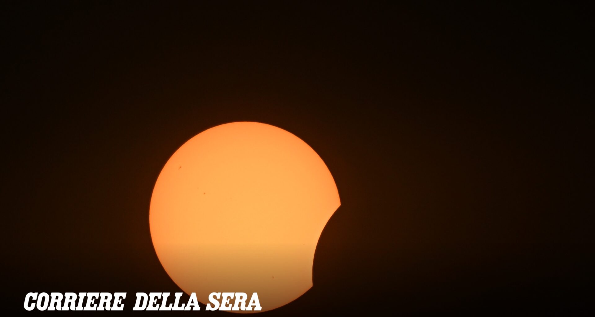 Eclissi solare del 12 agosto 2026, le foto e le reazioni in diretta | In Italia l'eclissi ha raggiunto il picco dell'oscuramento intorno alle 20:30. Folla nel Nord della Spagna, oscurità totale in Islanda