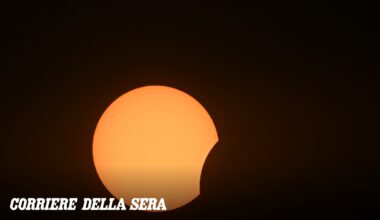 Eclissi solare del 12 agosto 2026, le foto e le reazioni in diretta | In Italia l'eclissi ha raggiunto il picco dell'oscuramento intorno alle 20:30. Folla nel Nord della Spagna, oscurità totale in Islanda