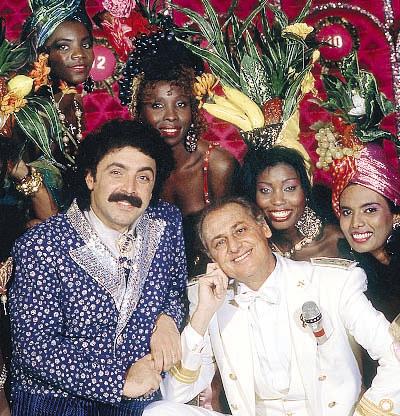 Renzo Arbore: «Avevo paura del palco, debuttai bevendo 5 whisky. Con Umberto Eco sfide di barzellette. A 89 anni lumache e biscottini»