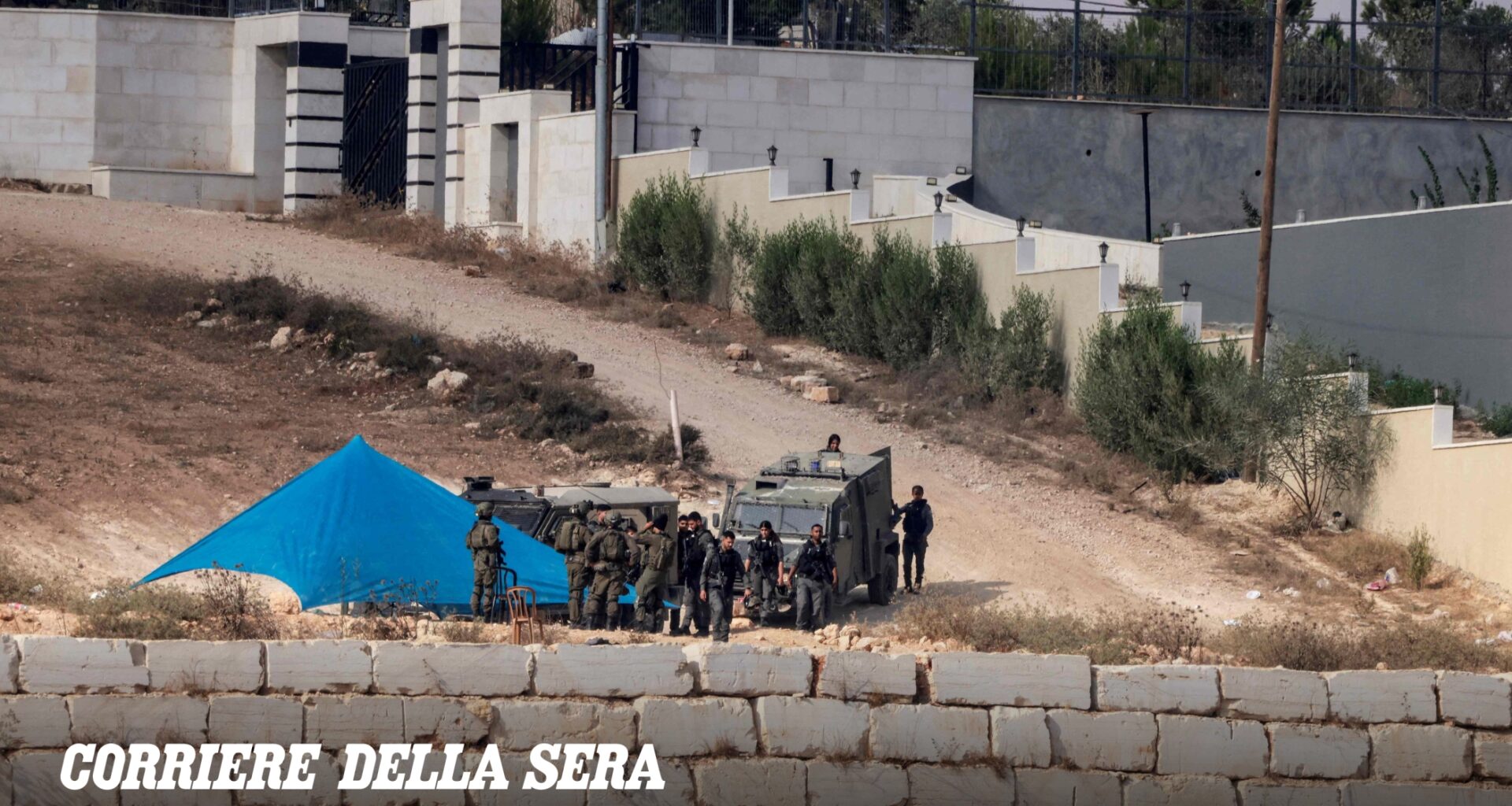 Cisgiordania, i 5 italiani costretti a lasciare il villaggio assediato dai coloni israeliani: «Abbiamo avuto tre minuti per andarcene di casa»