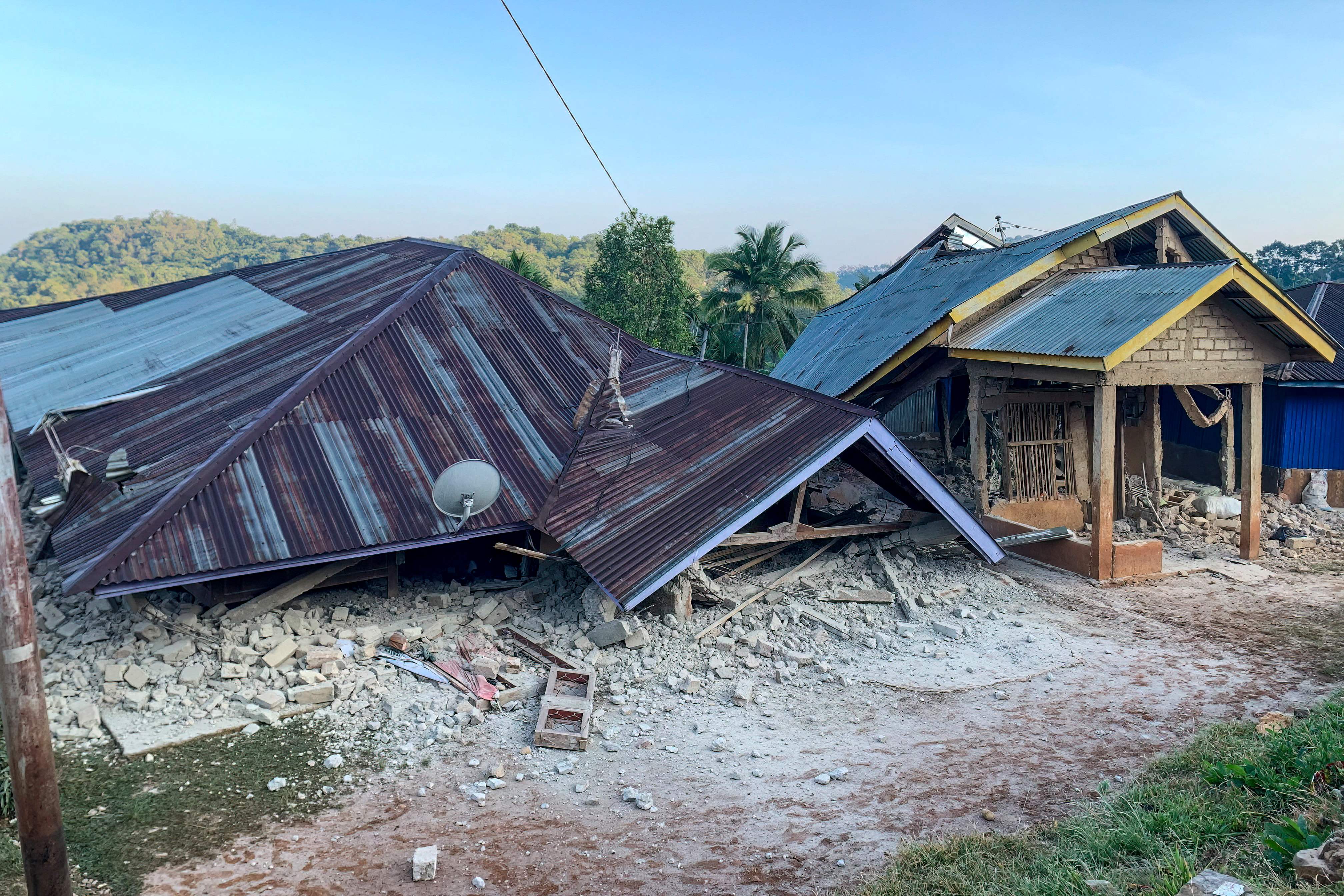 terremoto indonesia 14 agosto 2026 case crollate (Photo by SELO / AFP)