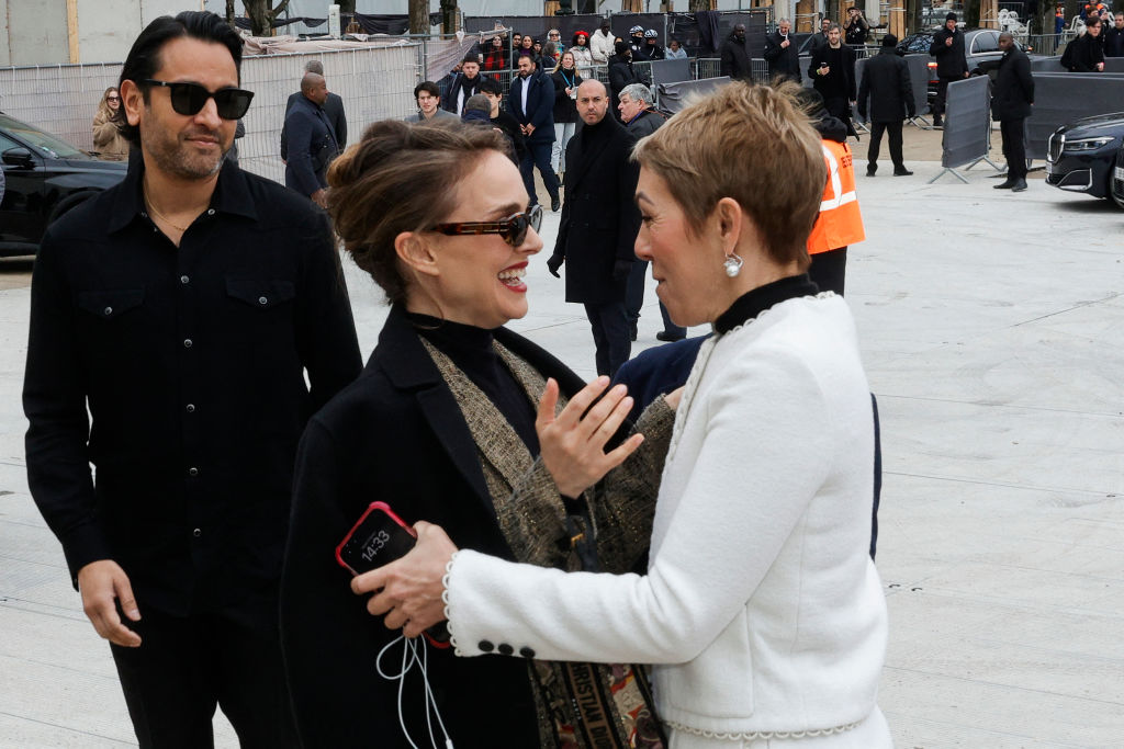 Morta Mathilde Favier, Parigi perde un’icona elegante della moda e della cultura