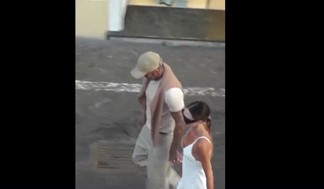 David e Victoria Beckham a Capri: passeggiata in Piazzetta per la coppia