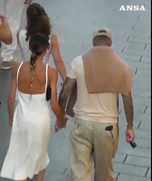 David e Victoria Beckham a Capri: passeggiata in Piazzetta per la coppia