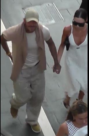 David e Victoria Beckham a Capri: passeggiata in Piazzetta per la coppia