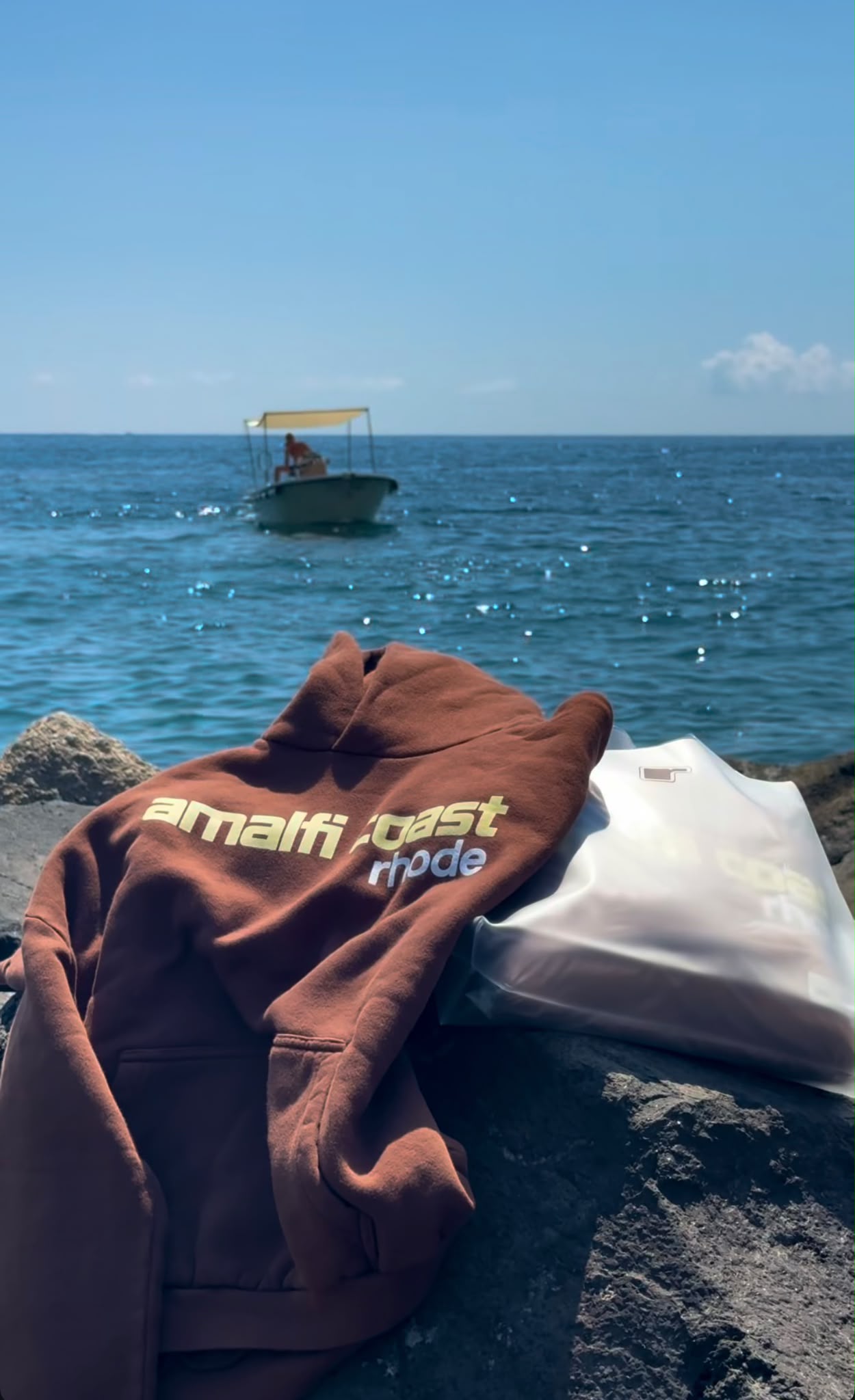 Rhode, il secondo giorno in Costiera Amalfitana per il brand di Hailey Bieber: ore di fila per i pezzi beauty più desiderati