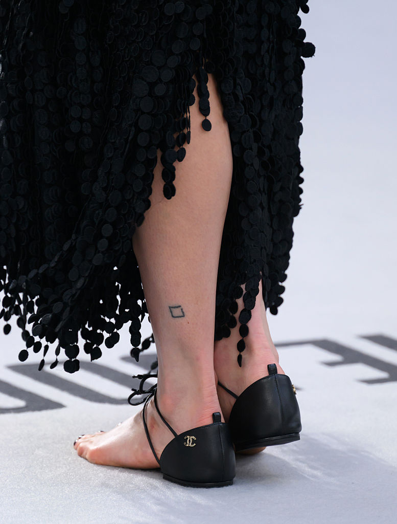 Il tallone si veste, il resto del piede no: le scarpe di Margaret Qualley sul red carpet dividono il web