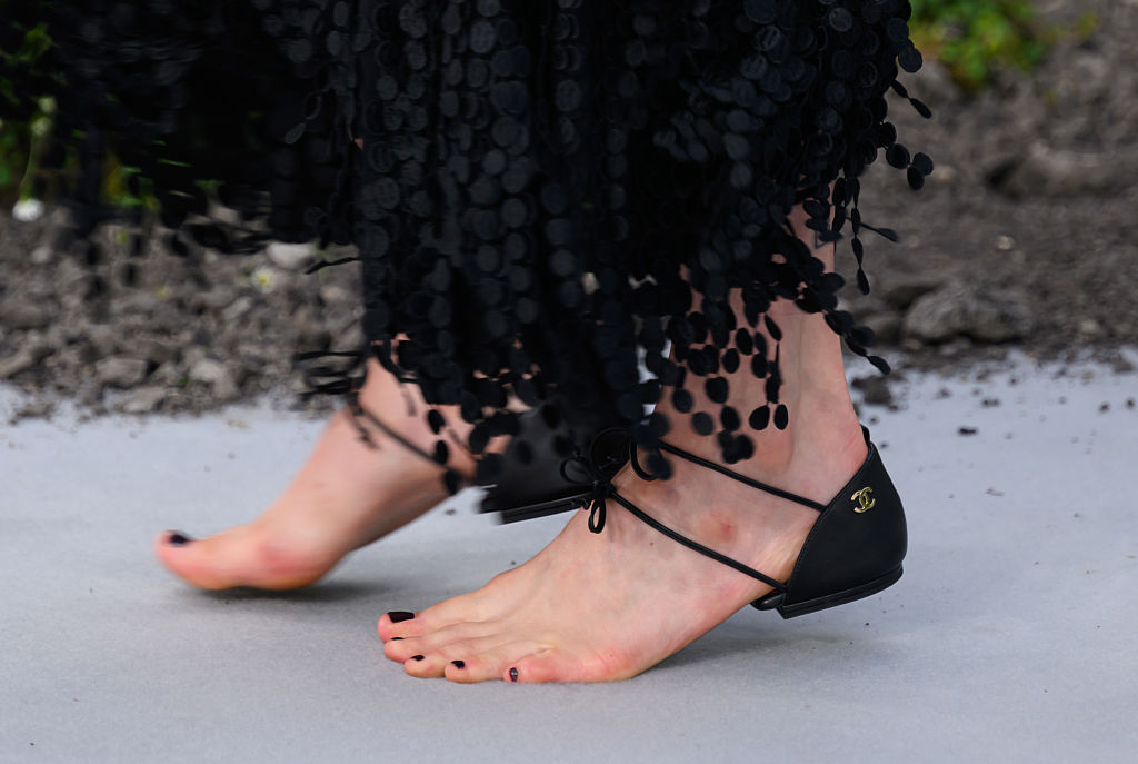 Il tallone si veste, il resto del piede no: le scarpe di Margaret Qualley sul red carpet dividono il web