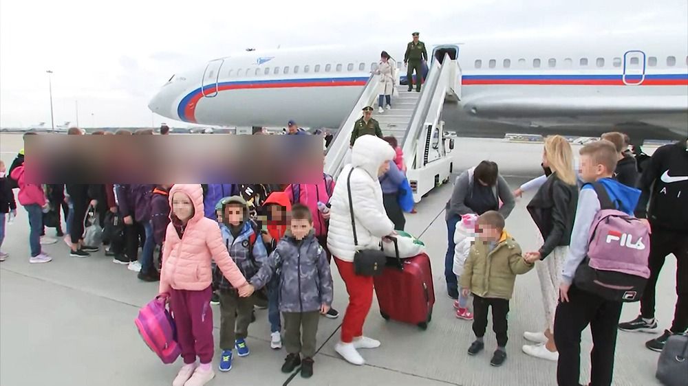 «Decine di bambini ucraini rapiti e portati in Russia, ecco le prove»: l'atto di accusa della Procura di Kiev