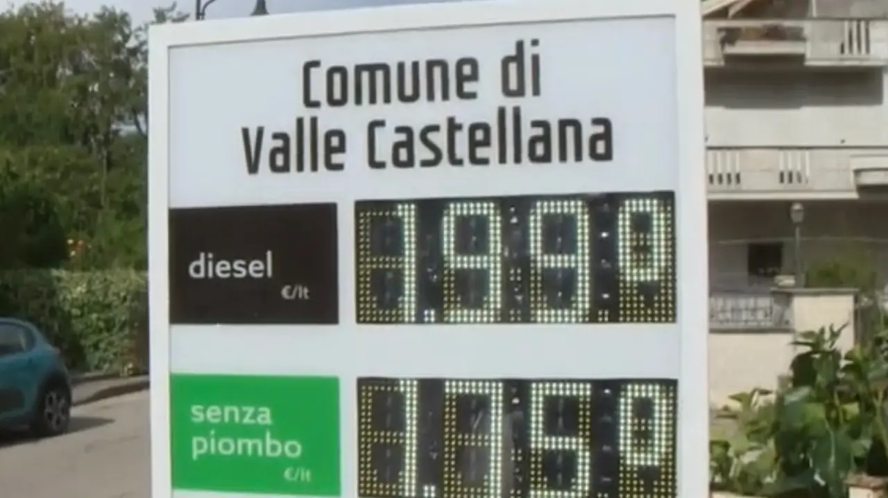 Il paese in Italia dove la benzina ha prezzi stracciati grazie al sindaco