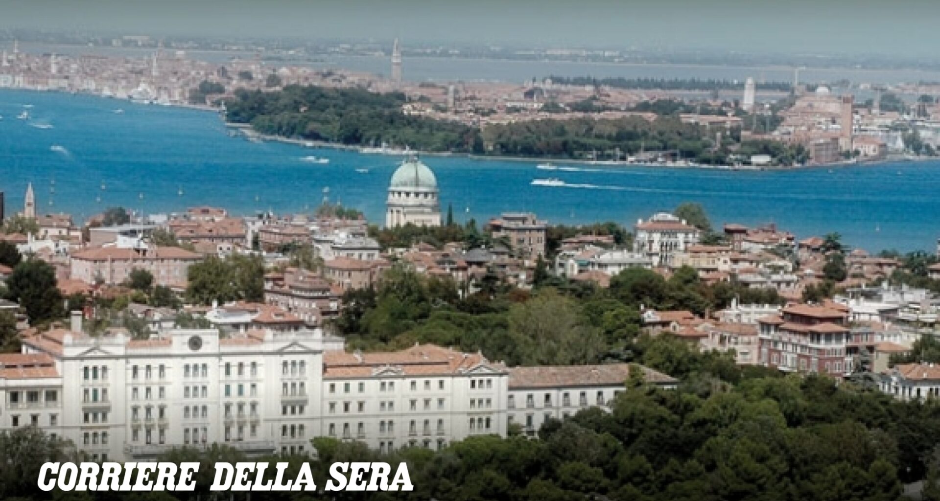 Emmanuel Carrère e la telefonata della madre da una pensione del Lido di Venezia. Il dolore d'infanzia riaffiora 60 anni dopo
