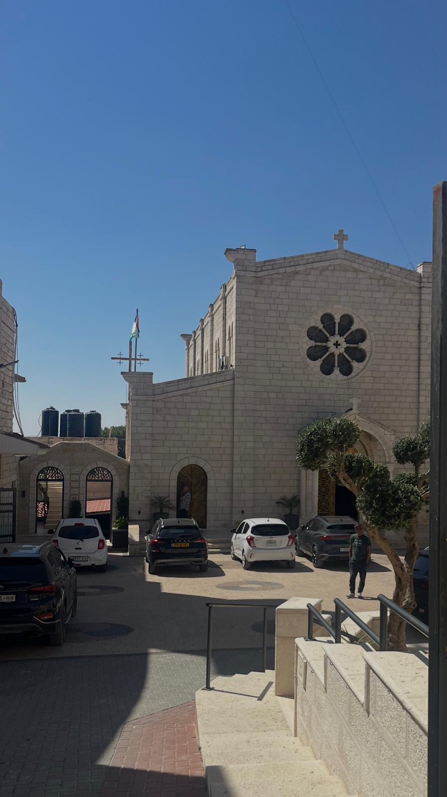 Le tre chiese e il microbirrificio, In Cisgiordania, nel paese cristiano di Taybeh che i coloni stringono d’assedio