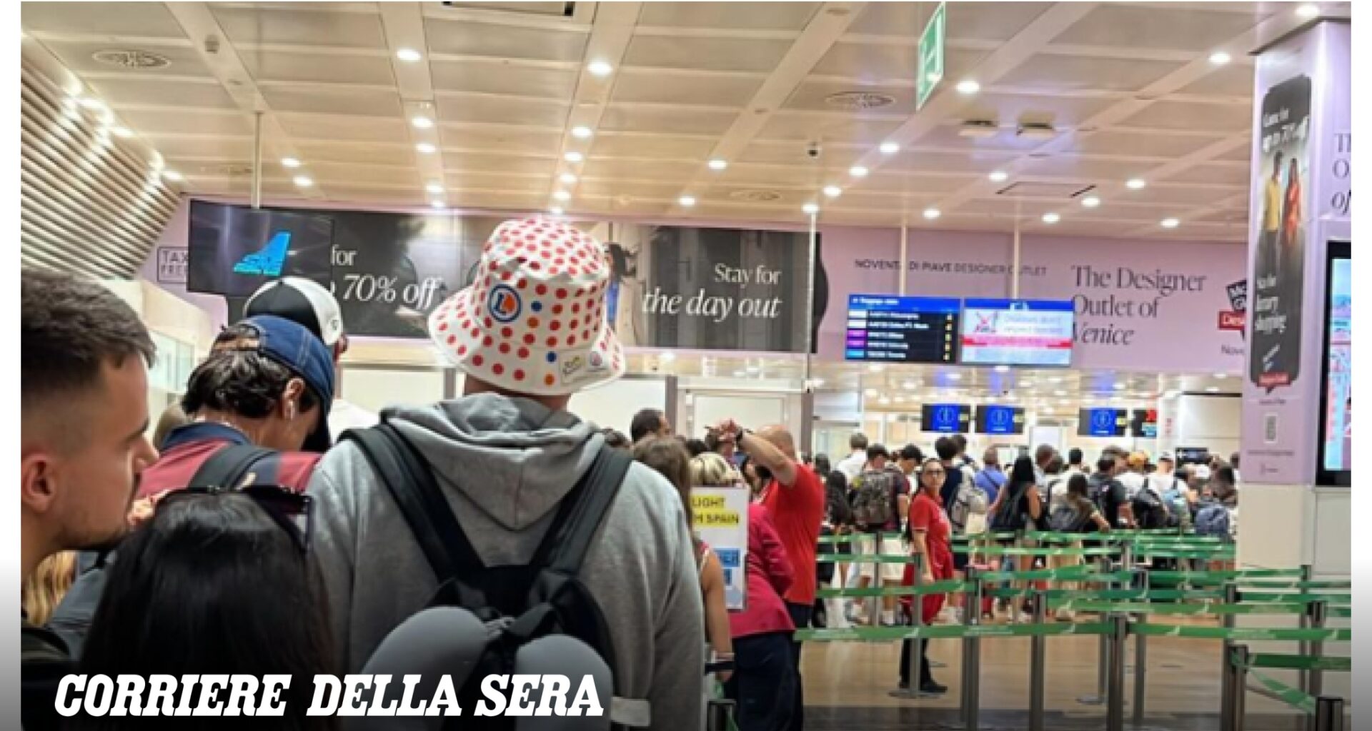 Marito e moglie sono in ritardo all'aeroporto, spalancano le porte del gate e corrono sulla pista: bloccati e multati. Niente volo per Santorini
