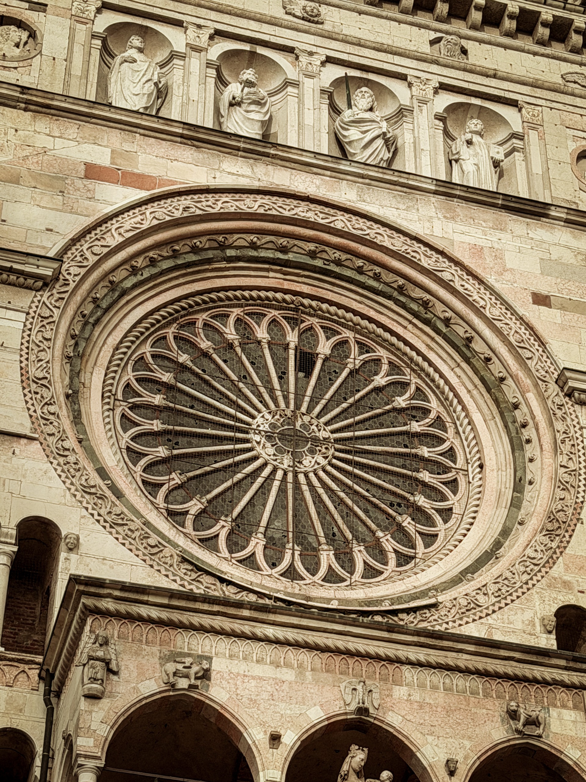 Cremona devastata dalla tromba d'aria con grandine: crollata una guglia del Duomo, oltre diecimila le auto danneggiate