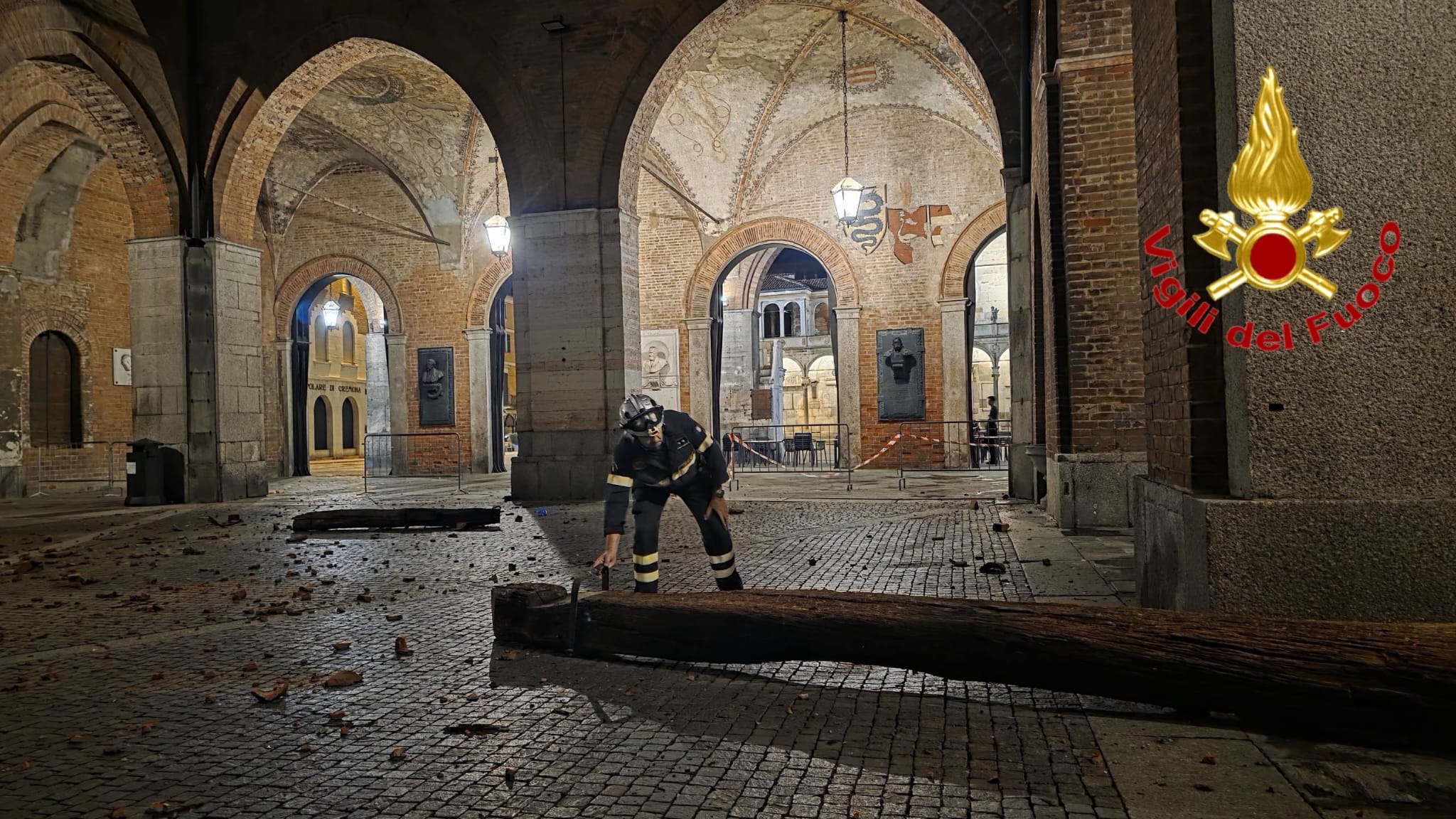 Cremona devastata dalla tromba d'aria con grandine: crollata una guglia del Duomo, oltre diecimila le auto danneggiate