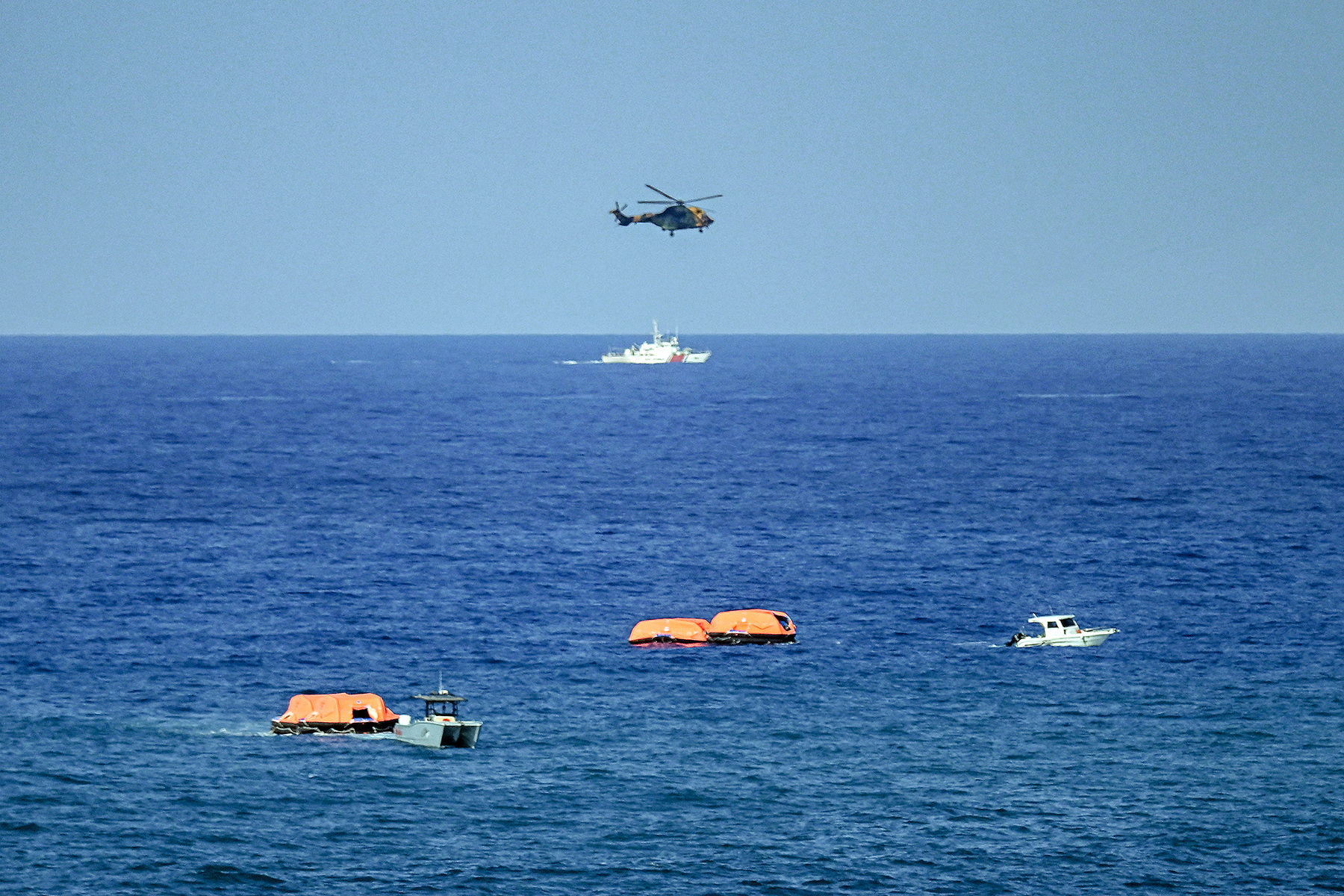 Cipro del Nord, affonda un traghetto con 267 persone a bordo: «Almeno 7 morti, 237 tratte in salvo». Soccorsi in corso