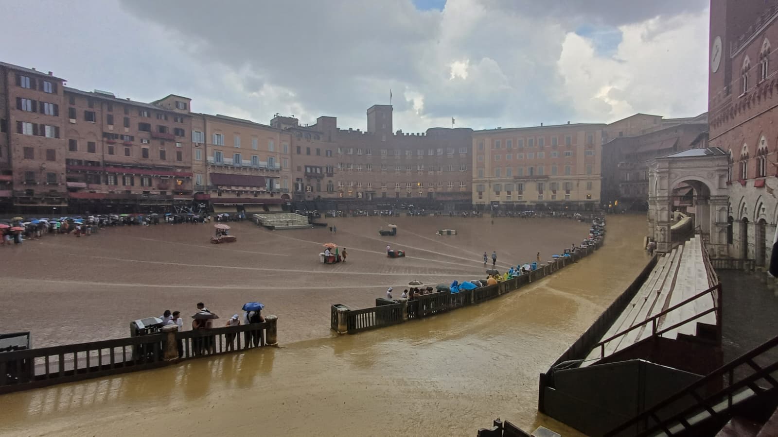 Palio di Siena, gli scatti della pioggia in Piazza del Campo - Radio Siena Tv