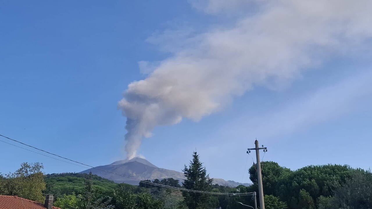 Etna, lava in raffreddamento nella Valle del Bove: continua l'emissione di cenere dal cratere Voragine verso sud-est