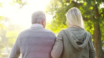 Anziano si sposa con una donna più giovane di 35 anni. Lei falsifica la firma per il patrimonio, il tribunale blocca le nozze