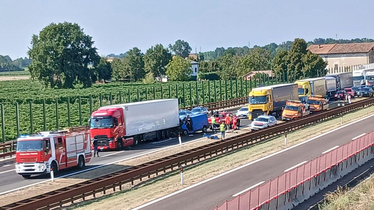 Tamponamento in autostrada contro un camion. A bordo del furgone 2 colleghi di lavoro: uno è morto, l’altro ferito