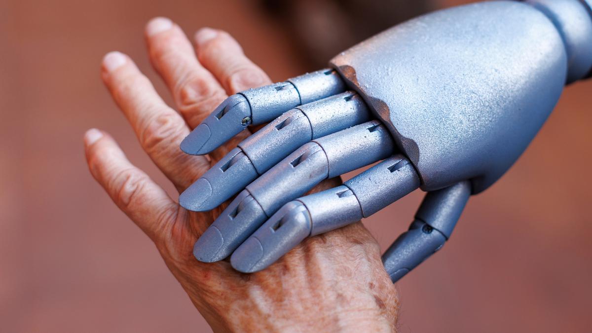 Cos’è la gerontecnologia. “Robot sociali e anziani, un aiuto anche contro la solitudine”