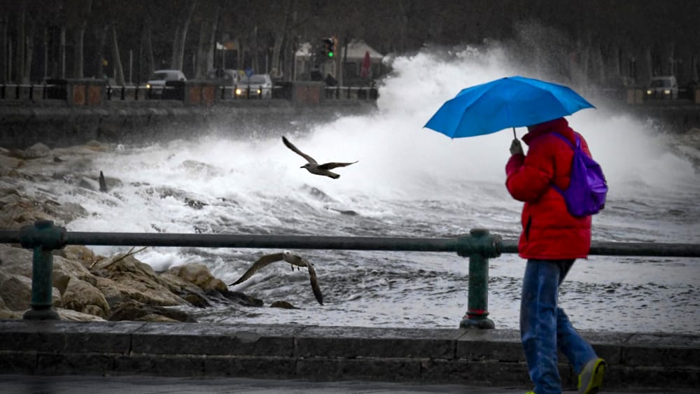 Maltempo in arrivo: chiusi parchi e spiagge