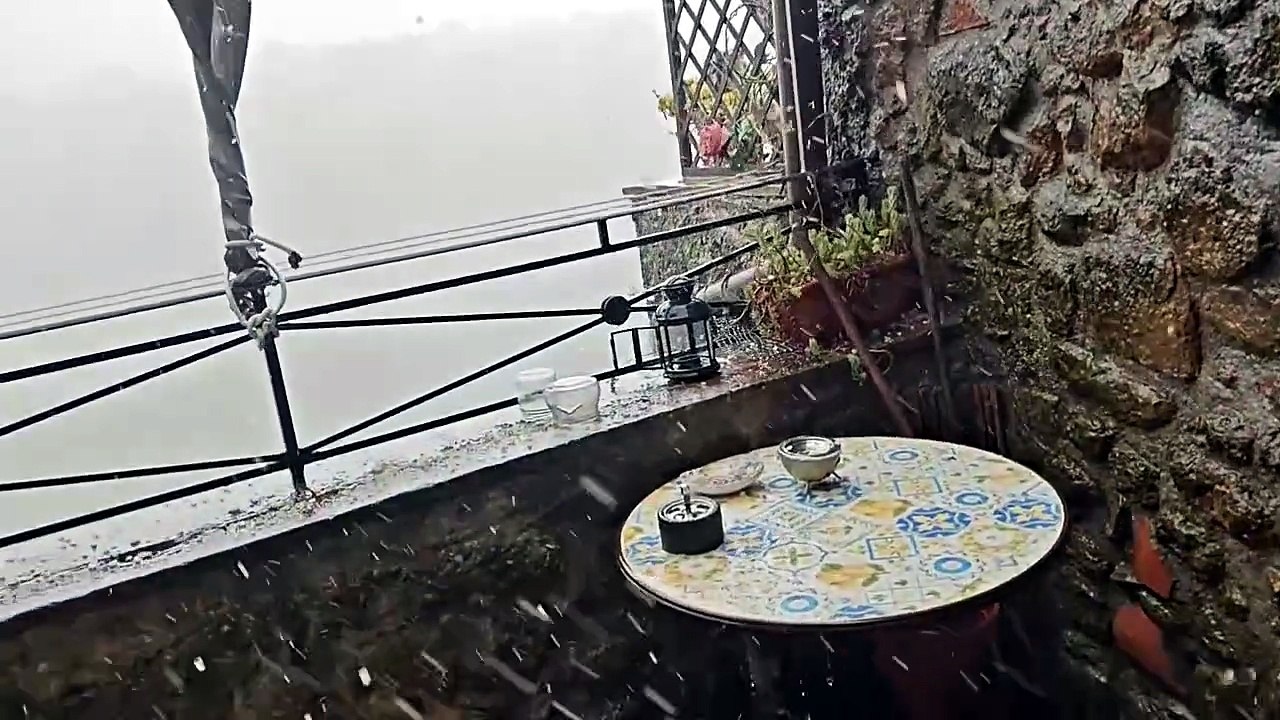 Grandine e vento pauroso: temporale si abbatte su Pitigliano. Chiuso un ponte. Cadono alberi