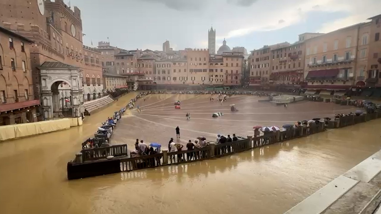 Temporale a Siena, Palio a rischio. La Piazza si svuota mentre la pioggia porta via il tufo