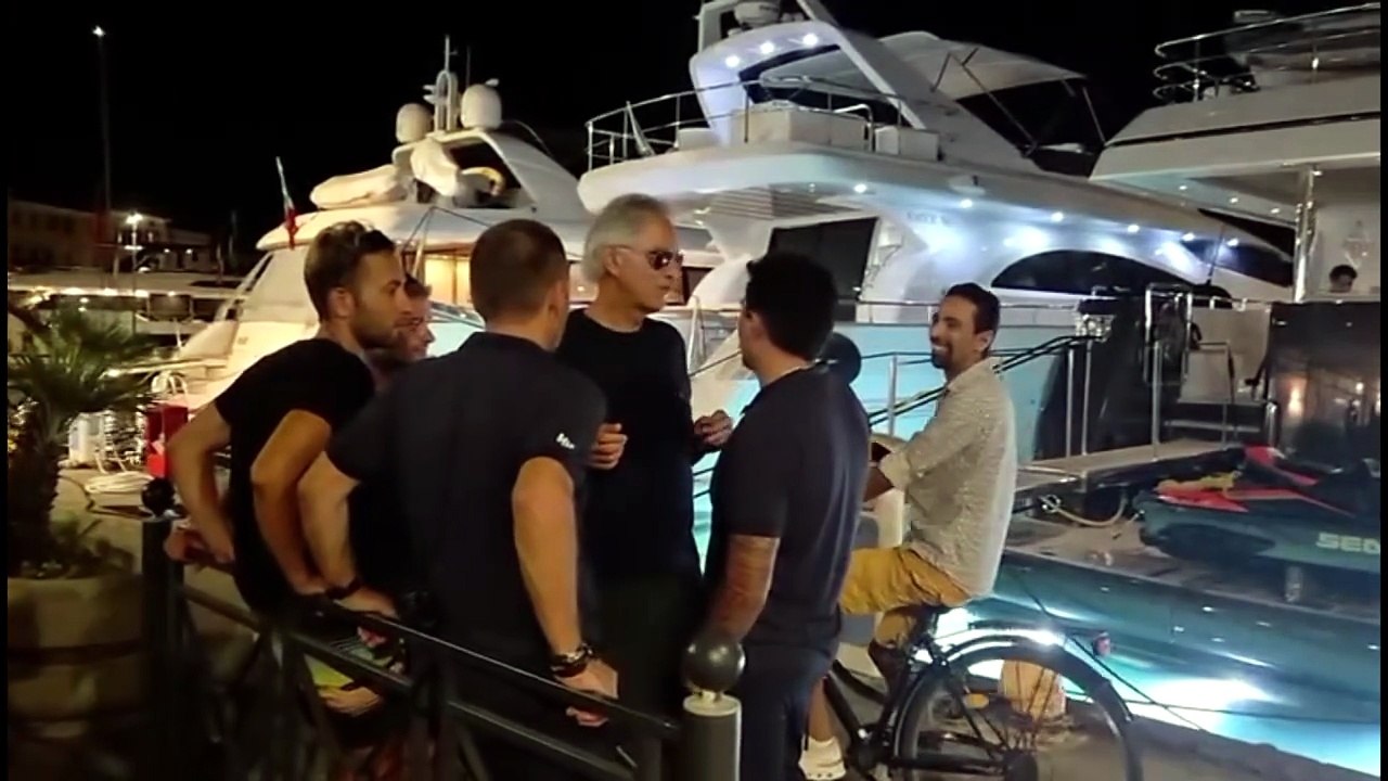 Il mare calmo della sera di Bocelli è quello dell’Elba. Foto e chiacchiere con i fan a Portoferraio