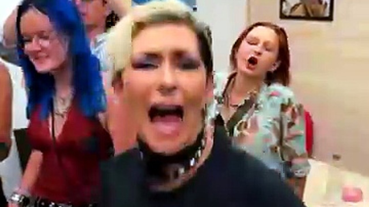 Il concerto delle Bambole di Pezza salta per il maltempo, ma la band canta in camerino con i fan. Il video