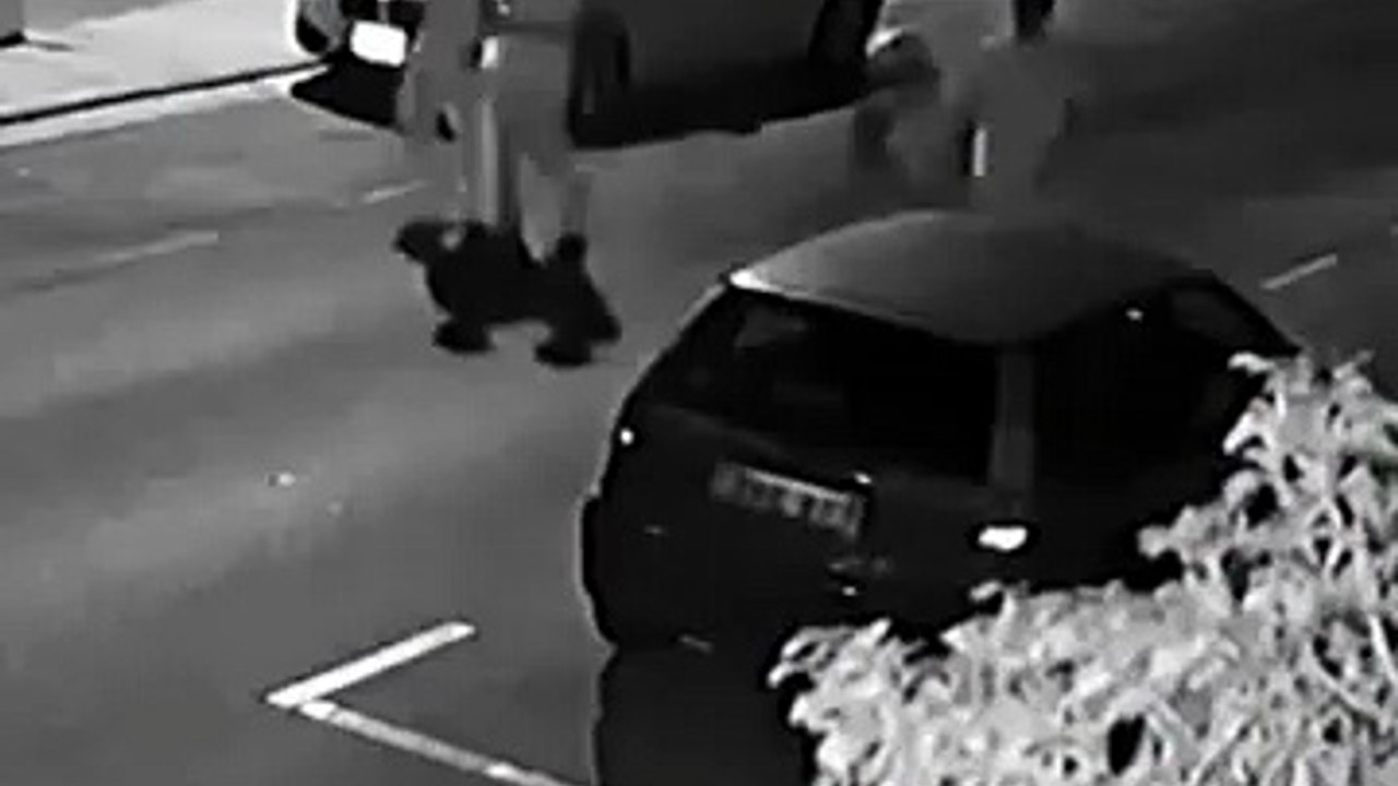 Vandalizzano 4 auto a Malta, 6 giovani bloccati e arrestati: dovevano salire sul volo per Bologna