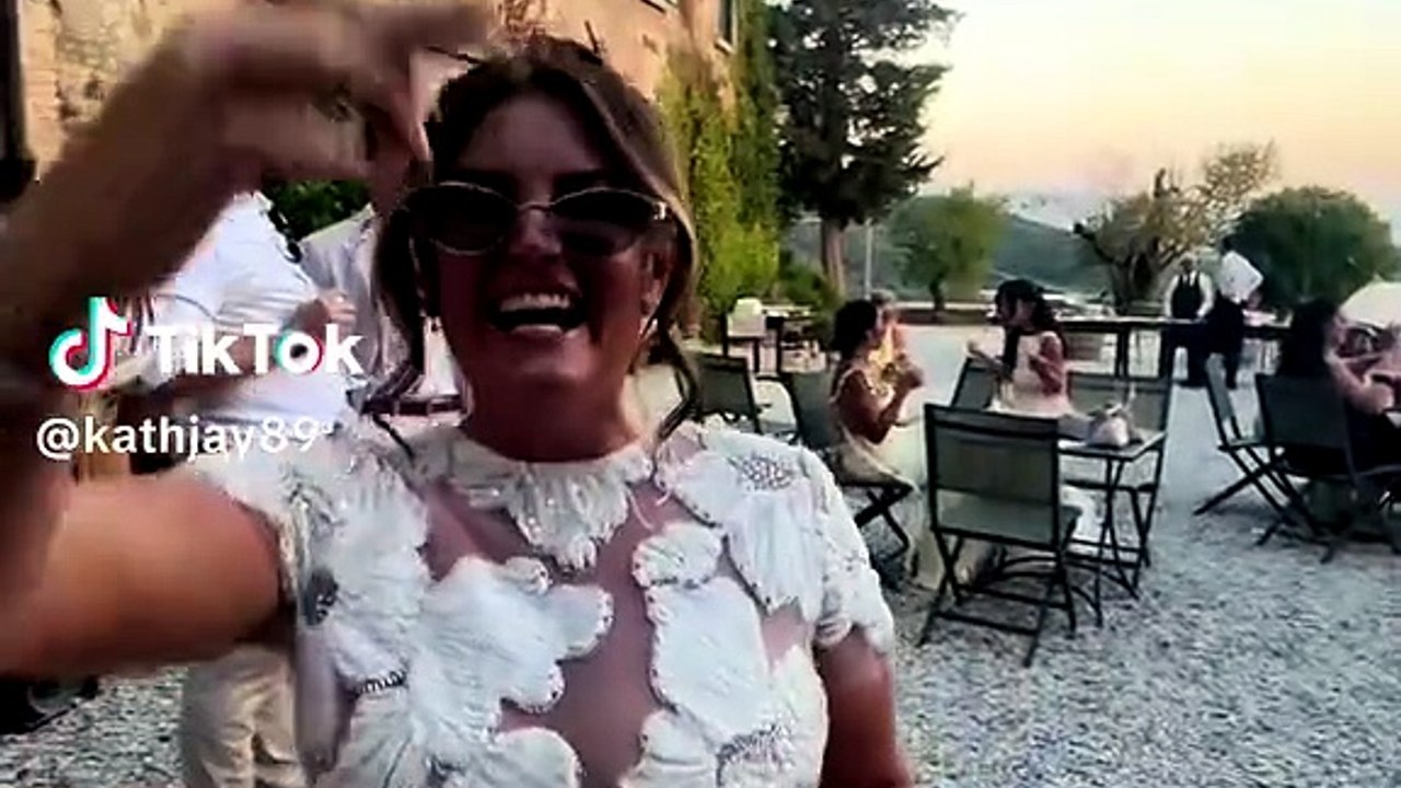 Katherine lasciata 7 giorni prima delle nozze festeggia lo stesso: il matrimonio senza marito è virale. “The show must go on”