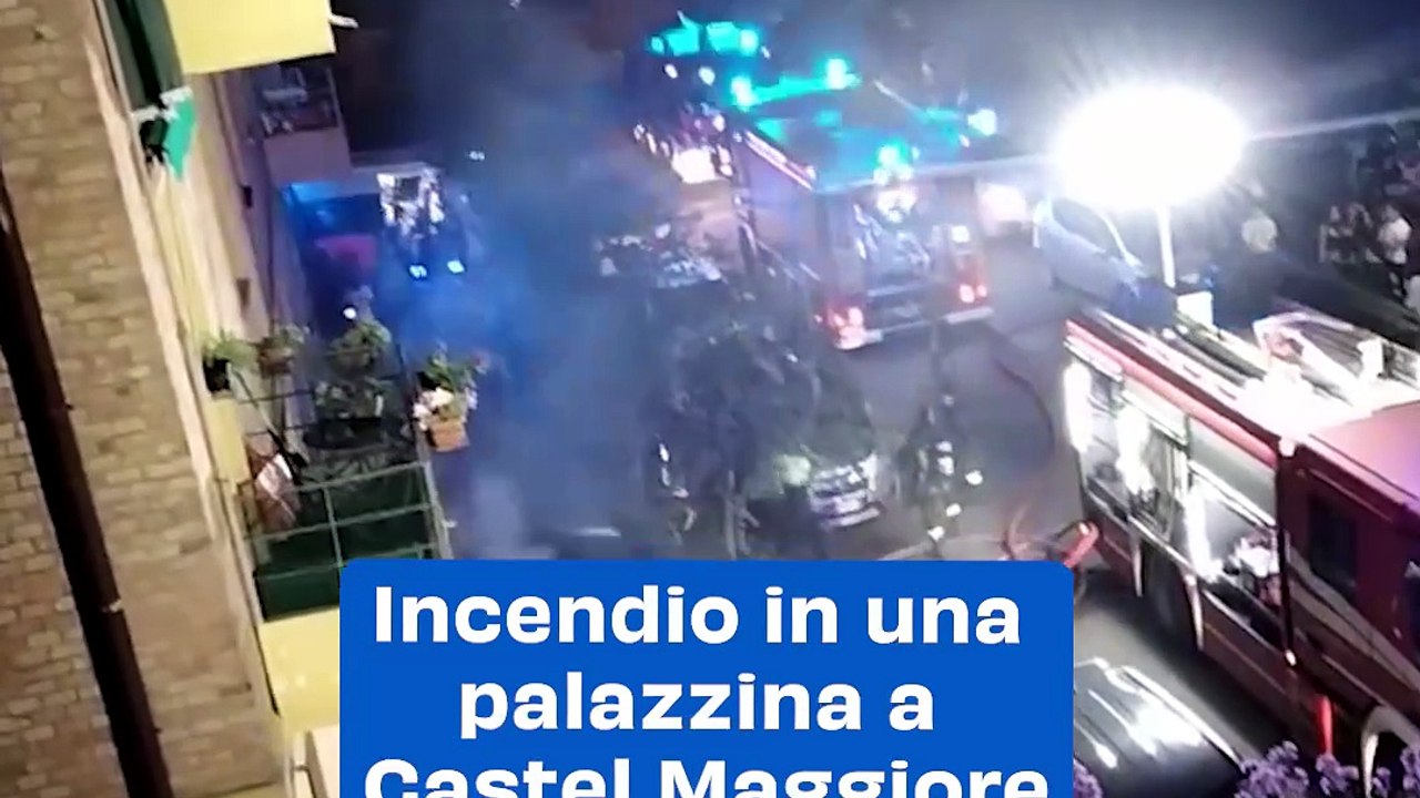Incendio in una palazzina, evacuati i residenti: 7 adulti e 2 bambini in ospedale intossicati