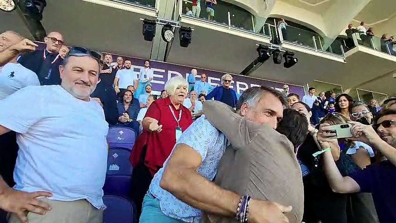 Centenario Fiorentina in diretta, il grande giorno viola: brividi per l’abbraccio Rui Costa-Batistuta