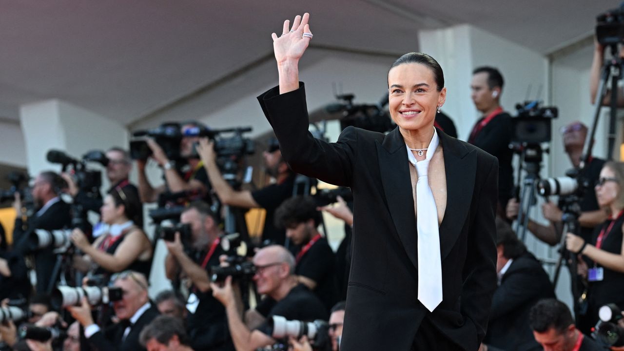 Festival di Venezia 2026: Kasia Smutniak e la cravatta, Nicola Peltz e la superstizione. E tutte le altre. Gli outfit (e i nostri voti) del quarto red carpet del Lido