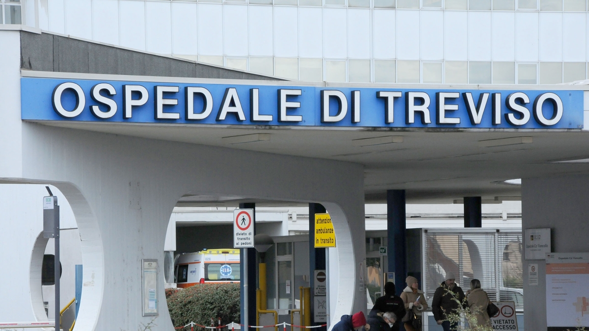 Aggredisce la compagna, la insegue al pronto soccorso e poi si scaglia contro l'infermiere che aveva protetto la donna