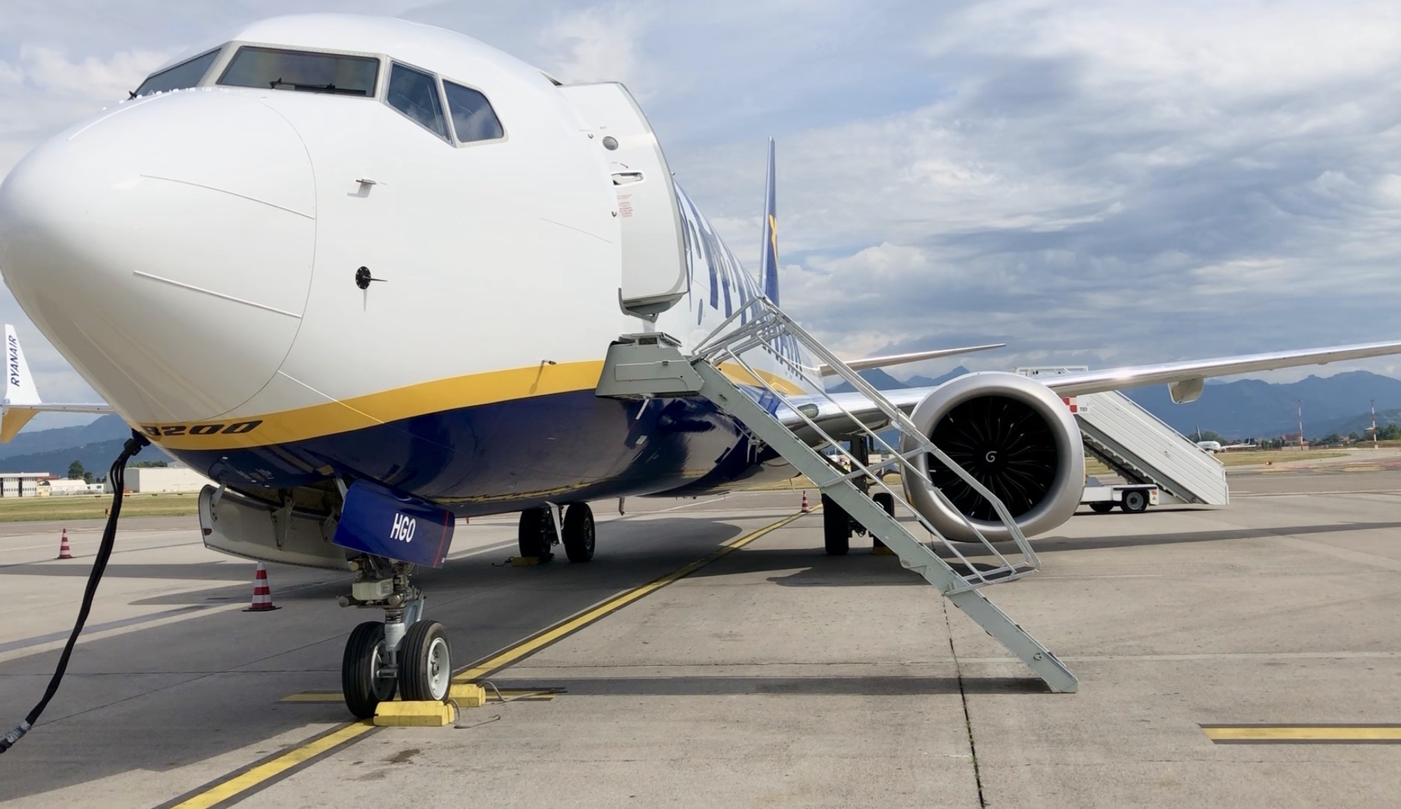 Ryanair, il grosso guaio delle scale anteriori dei Boeing 737: strette e ripide, in Italia 85 cadute in tre anni