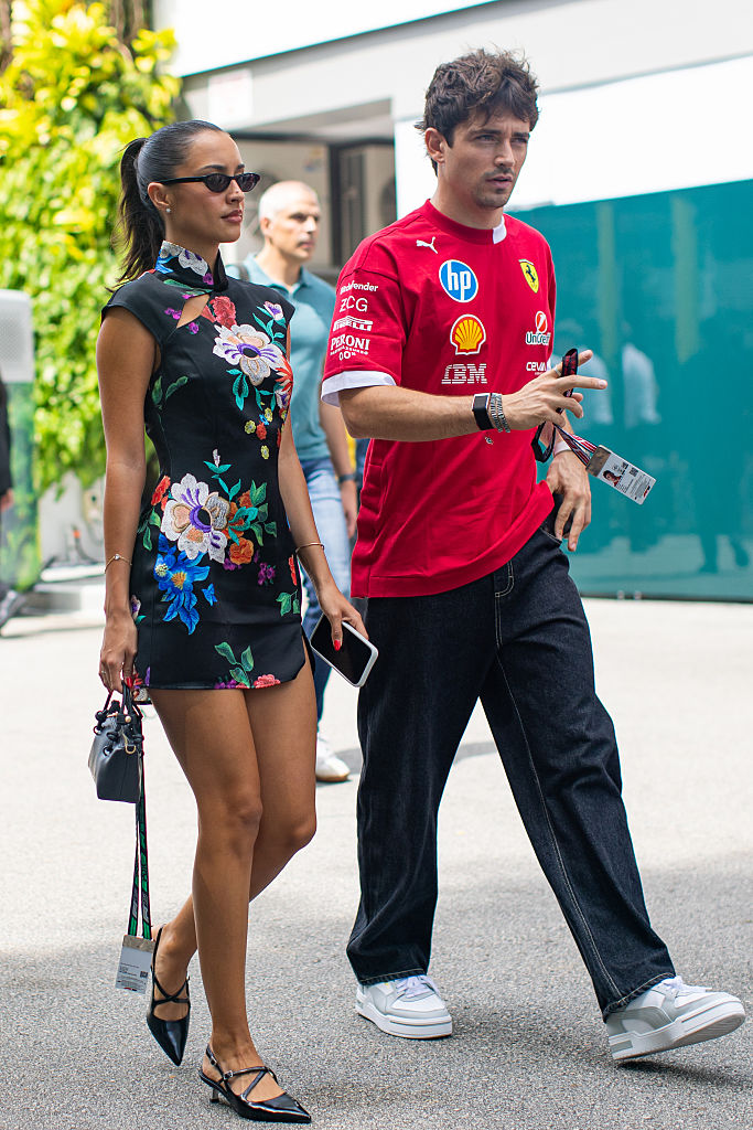 Alexandra Leclerc pronta per incantare Monza (e Milano): i suoi look più belli di sempre nel paddock