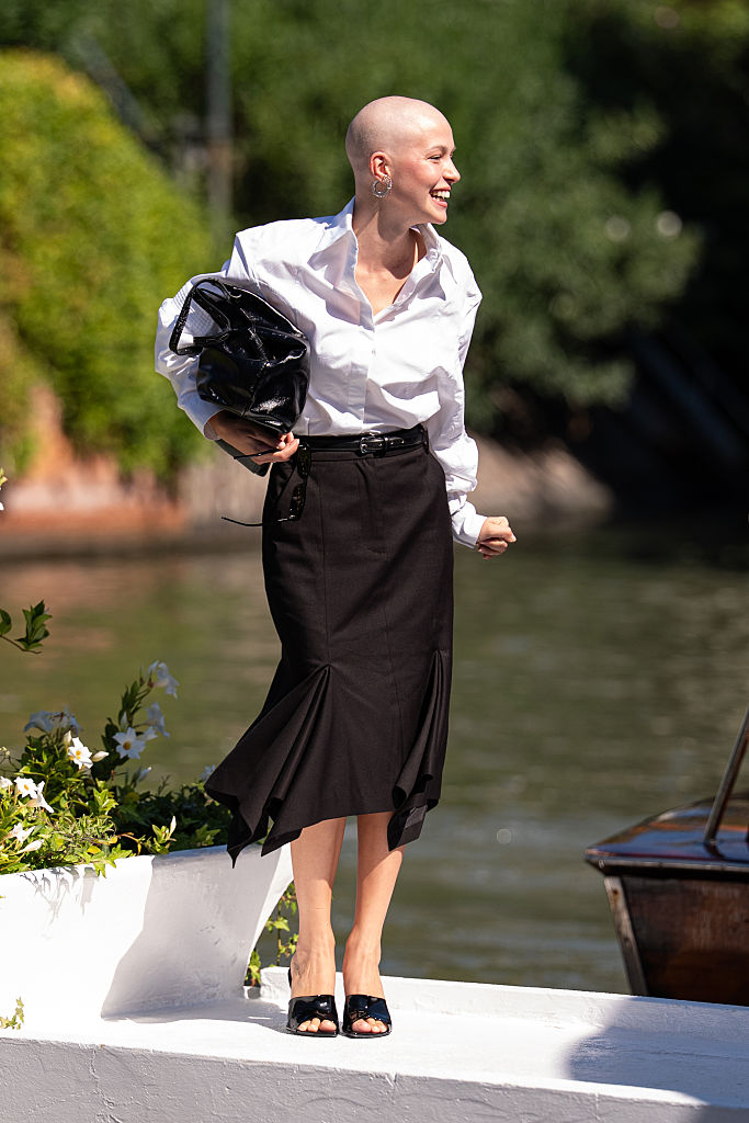 Natalia Paragoni arriva a Venezia, look essenziale e sorriso luminoso