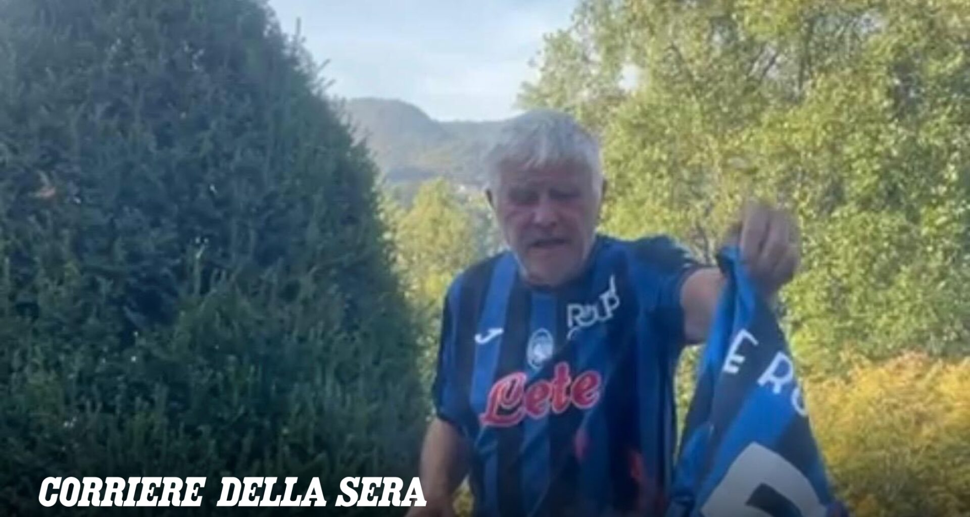 Atalanta, imprenditore brucia la maglia di de Roon che aveva comprato all'asta di beneficenza per 2 mila euro