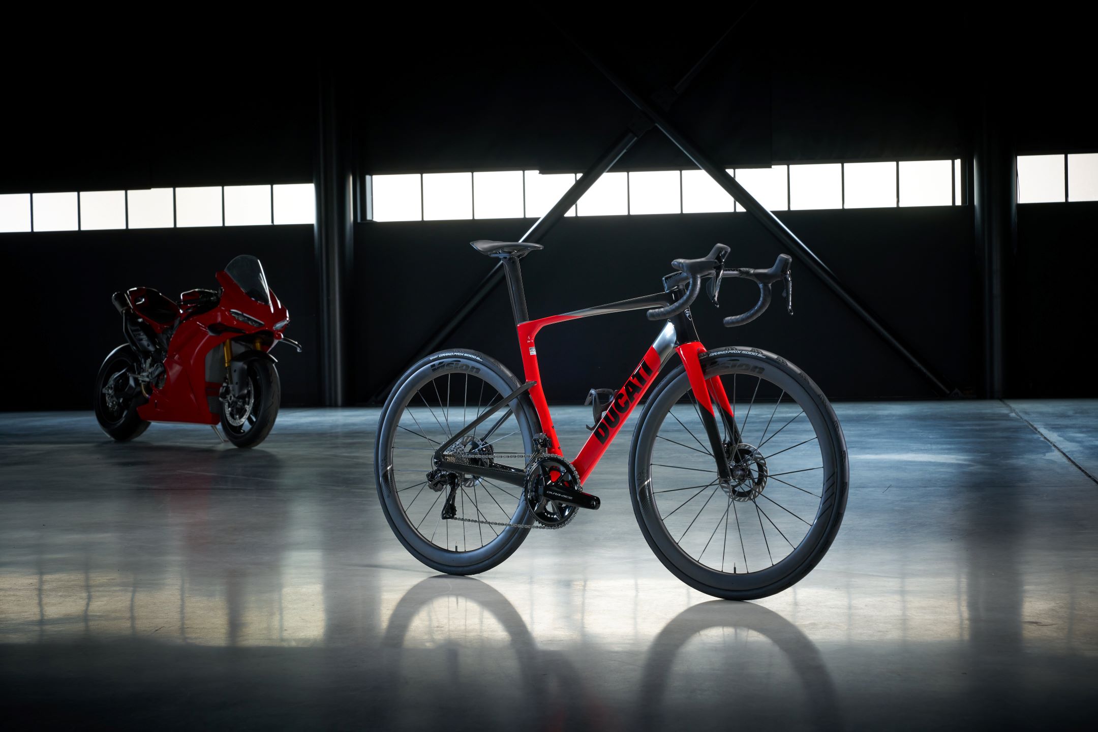 Ducati presenta le sue nuove biciclette, testate dai fuoriclasse: da Vincenzo Nibali a Tony Cairoli. Domenicali: «I nostri piloti si allenano pedalando»
