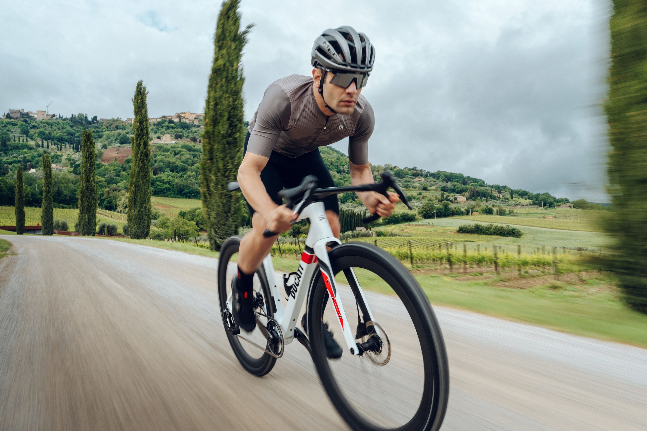 Ducati presenta le sue nuove biciclette, testate dai fuoriclasse: da Vincenzo Nibali a Tony Cairoli. Domenicali: «I nostri piloti si allenano pedalando»